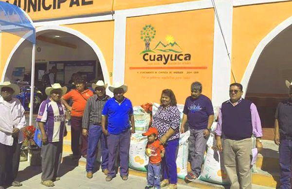 Entrega Antorcha fertilizante en Cuayuca