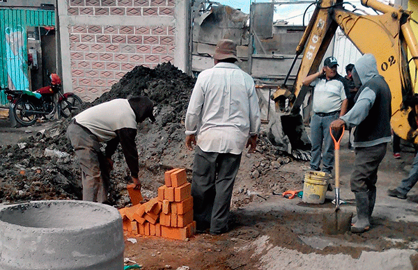 Agua y drenaje en 14 calles de Acuitlapilco