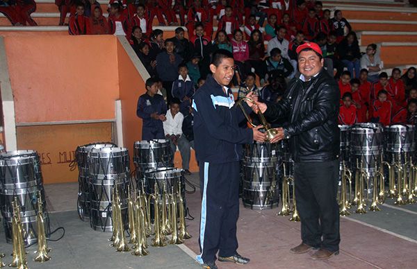 Entrega edil huitzilteco instrumentos a instituciones educativas