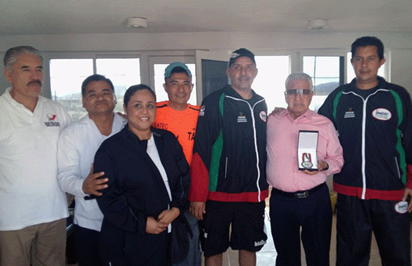 Entrega de la medalla de tercer lugar internacional de volibol playero al líder nacional del antorchismo