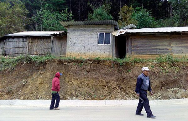 Antorchistas serranos denuncian mal estado de caminos recién construidos en Jalpan