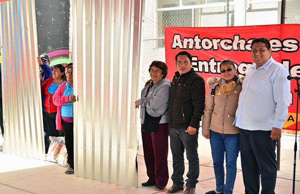 Antorcha entrega apoyos en la colonia La Raza