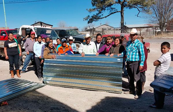 Colocan primera etapa de láminas para reparación de techos, campesinos de Bocoyna