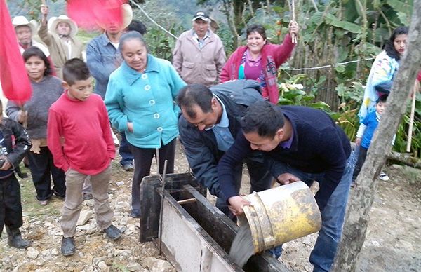 Inician pavimentación de calles en Huautla