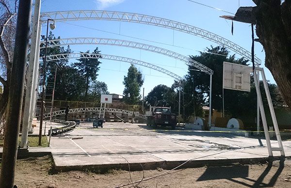 Avanza la construcción de domos gestionados por Osvaldo ávila para escuelas de La Zacatecana y Cieneguitas