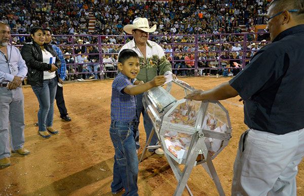 Realizan primera rifa en Feria Tecomatlán 2016