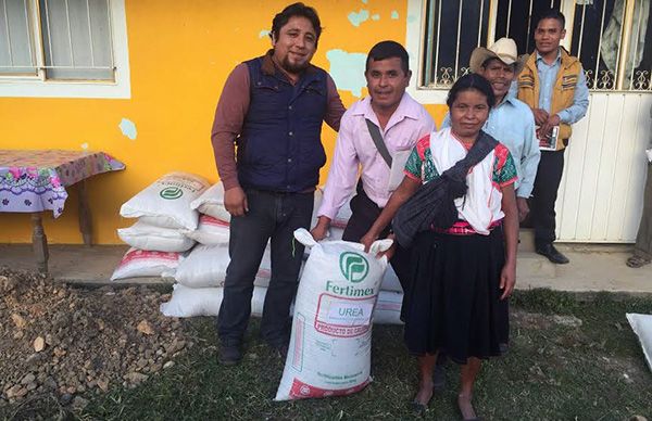 Entrega Antorcha fertilizante en Huauchinango  