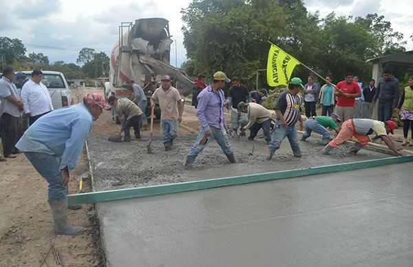 Lleva Antorcha pavimentación a comunidad de Martínez de la Torre