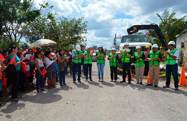 Dan banderazo de ampliación eléctrica en colonias antorchistas