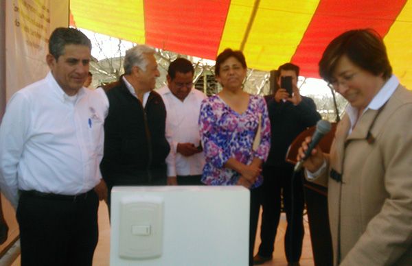 Entrega Antorcha 385 obras de electrificación