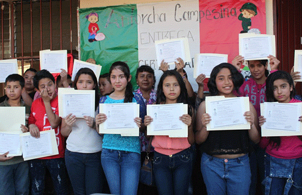 Niños del plantón de Morelia reciben certificados de primaria