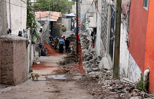 Gobierno Antorchista moderniza red de agua en Barrio Xochiaca