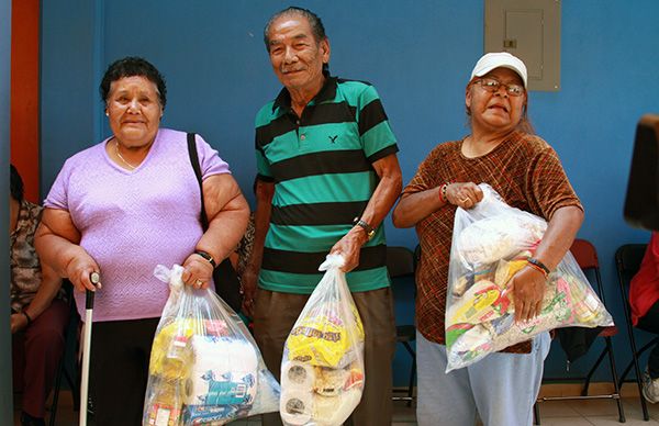 DIF Municipal e INAPAM entregan apoyos a adultos mayores