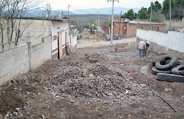 Inicia pavimentación de calle en Tecomatlán