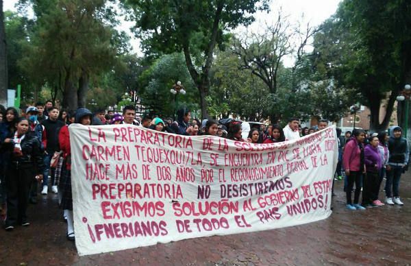 Marchan estudiantes en demanda de más centros educativos