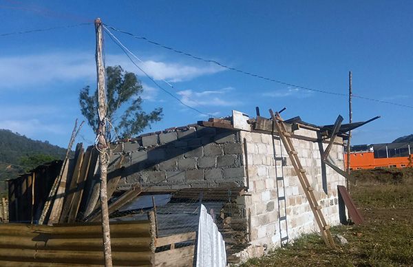 Vientos causan daños en la Sierra Norte