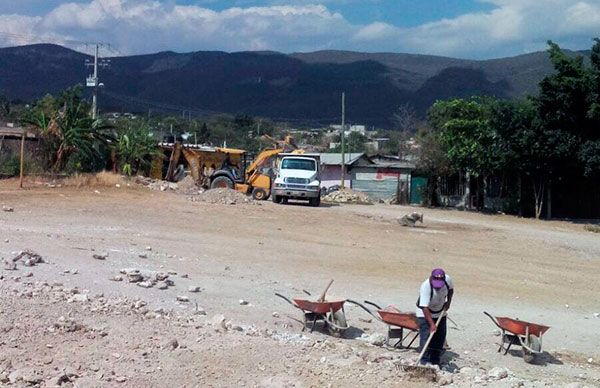 Pavimentan calles para beneficiar a la población 