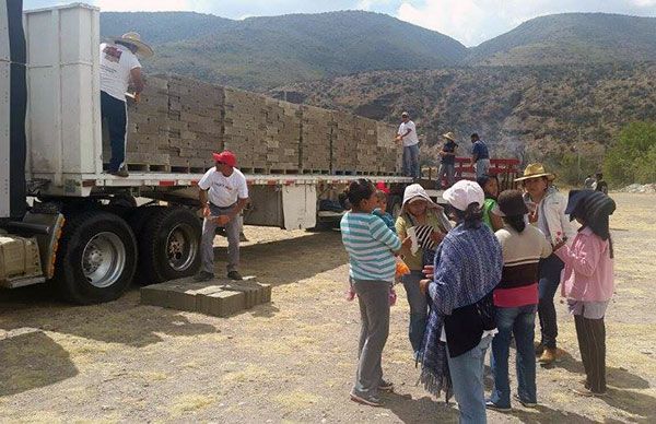 Familias pobres de Antorcha en Tolimán recibieron apoyos de vivienda