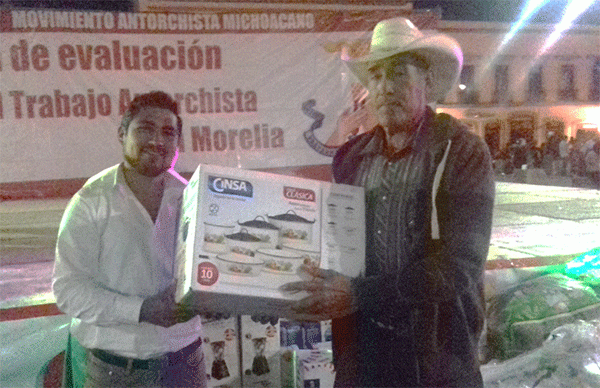 Antorchistas de Morelia realizan rifa en pleno centro histórico