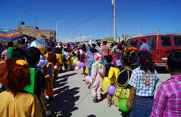 Niños antorchistas desfilan por llegada de primavera y natalicio de Benito Juárez