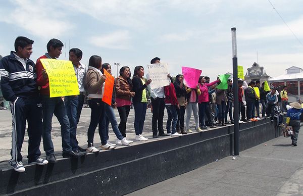 Fenerianos mexiquenses manifiestan su apoyo a estudiantes expulsados