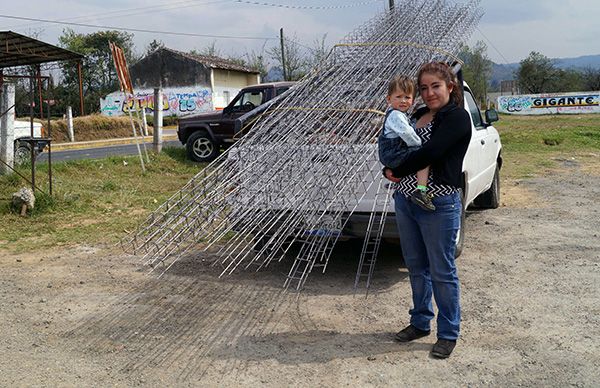 Entregan paquetes de vivienda a familias en Atempan y Hueyapan