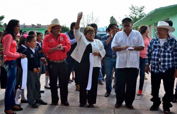 Inaugura Hersilia Córdova  techado en Tochimiltzingo