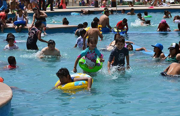 Familias  disfrutan de periodo vacacional en Parque acuático El Chimalhuache