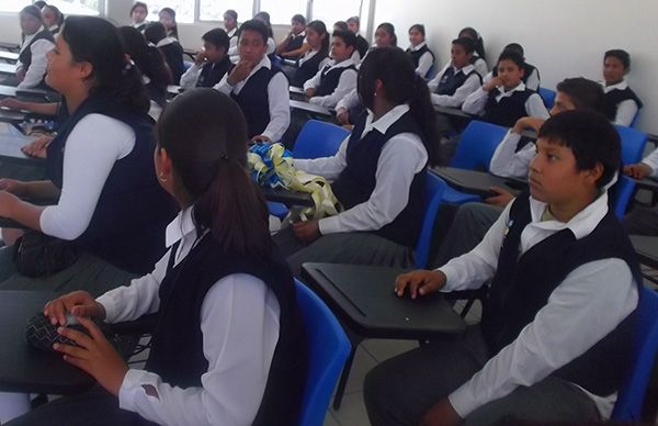 Inauguran obras en secundaria de Tepexi