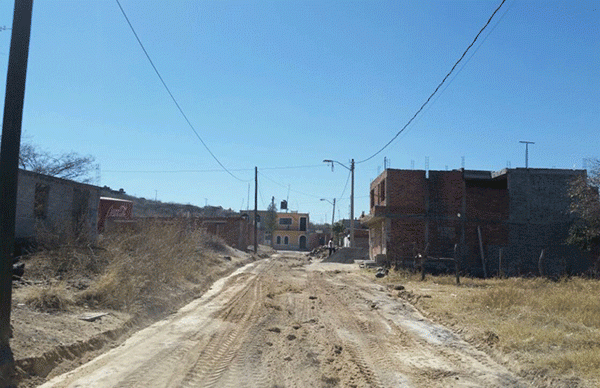 Allanan con balastro calle de La Escondida, en La Piedad