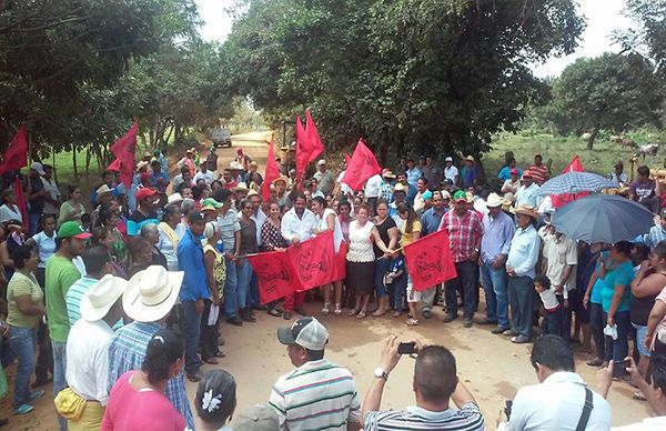 Antorcha da banderazo de inicio de asfaltado de camino en José Azueta