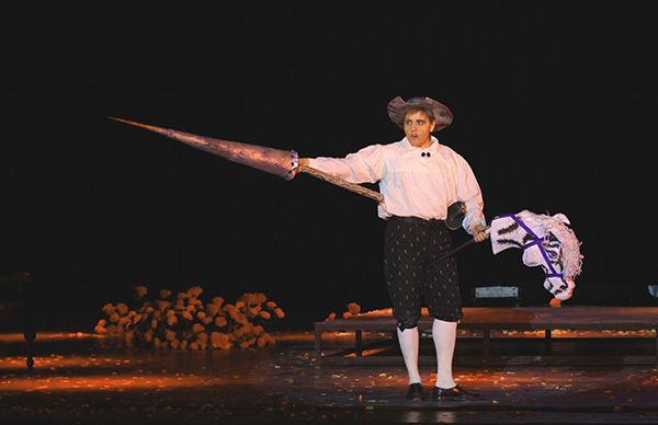 El Quijote de Mario Iván Martínez llenó de magia y fantasía el Teatro Auditorio de Chimalhuacán