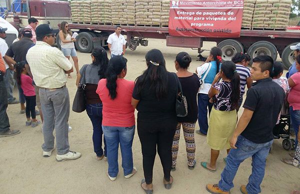 Familias reciben apoyos del programa Autoconstrucción asistida