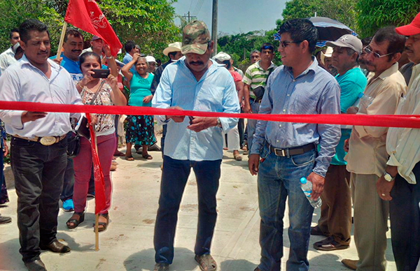 Inaugura Antorcha pavimentación de calle en el Istmo 