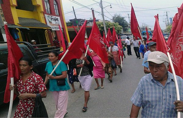 Marchan antorchistas en busca de soluciones 