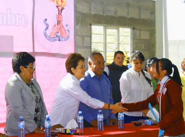 Diputada Federal entrega techumbre a Telesecundaria de Chalco