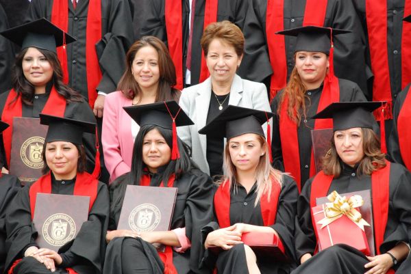 Centro Universitario Tlacaélel entrega títulos a primera generación