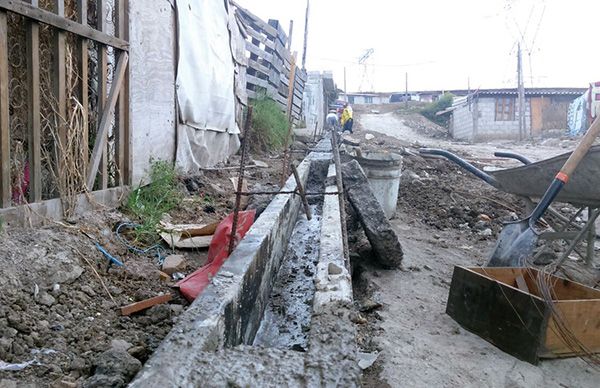 Construyen vecinos de la colonia Tlanese sus guarniciones