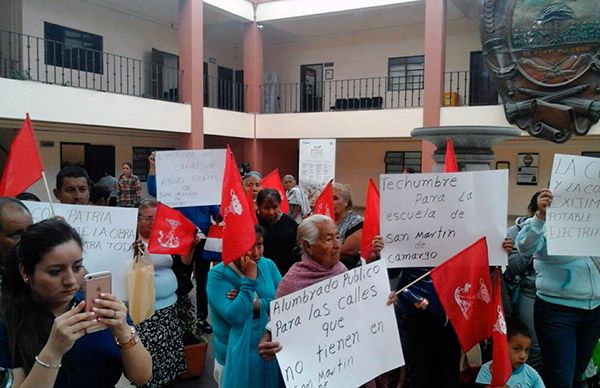 Antorchistas se manifiestan ante autoridades municipales de Celaya