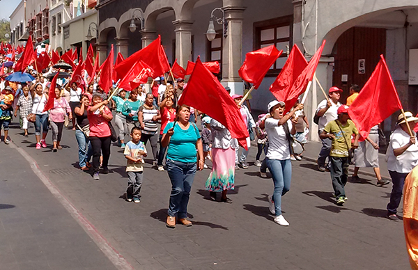 Desplegado: Gobierno de Morelos no cumple y no resuelve; protesta de 10 mil antorchistas 