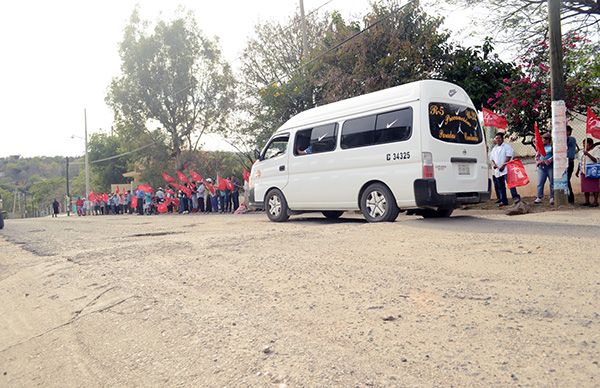 Exigen reconstrucción de carretera en la mixteca