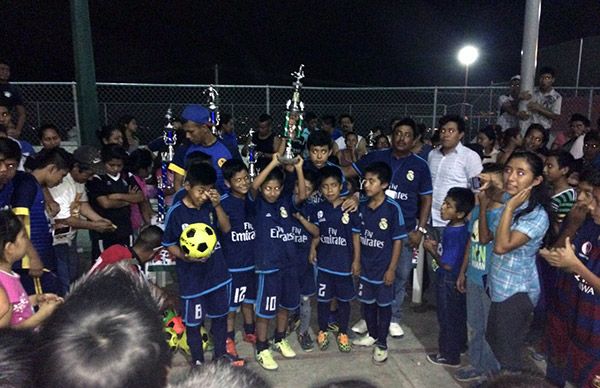 Entregan trofeo a los ganadores de la liga antorchista infantil de futbol