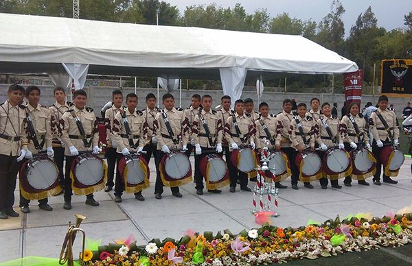 Participan campeones en desfile conmemorativo