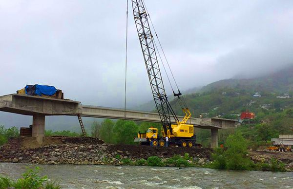 Continúan construcción de puente vehicular