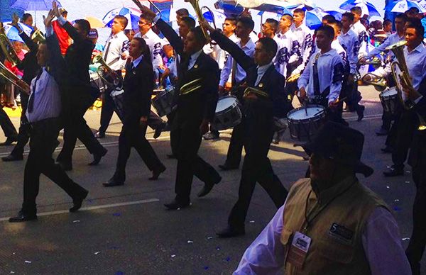 Escuelas antorchistas participan en desfile