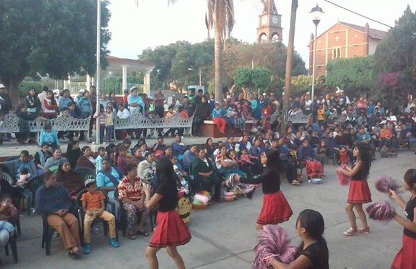 Madres purépechas son festejadas por primera vez en la plaza de Carapan