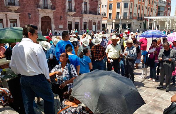 Protestan campesinos ante gobierno del estado