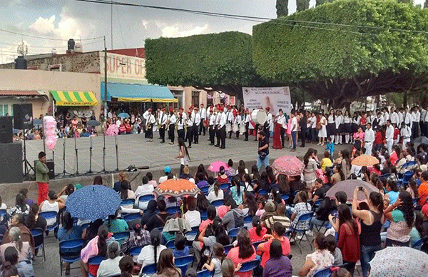 Homenaje a las madres de Maravatío en el jardín Juárez por primera vez