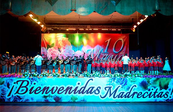 Festejan día de las madres en Tecomatlán