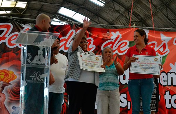 Entregan reconocimiento a Hersilia Córdova Morán